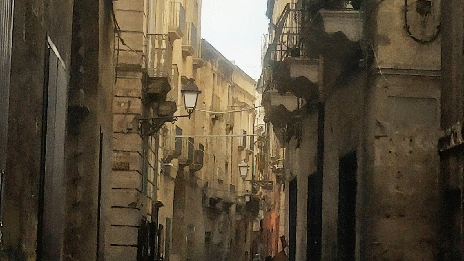 Facciata barocca della Basilica Cattedrale di San Cataldo a Taranto, con le nicchie dei santi e il finestrone centrale, al tramonto