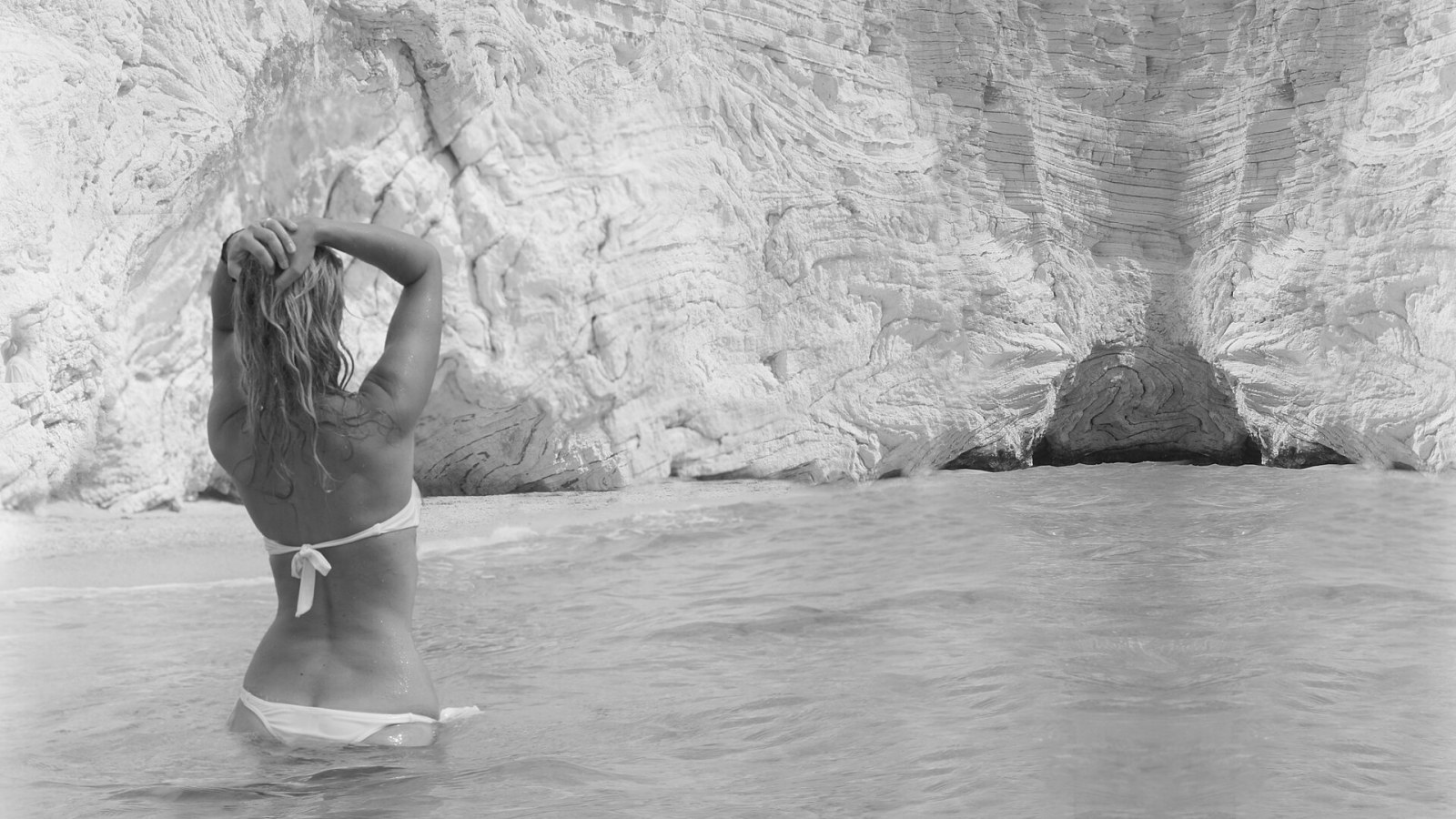 La Baia delle Zagare sul Gargano con i suoi faraglioni calcarei e le acque cristalline al mattino