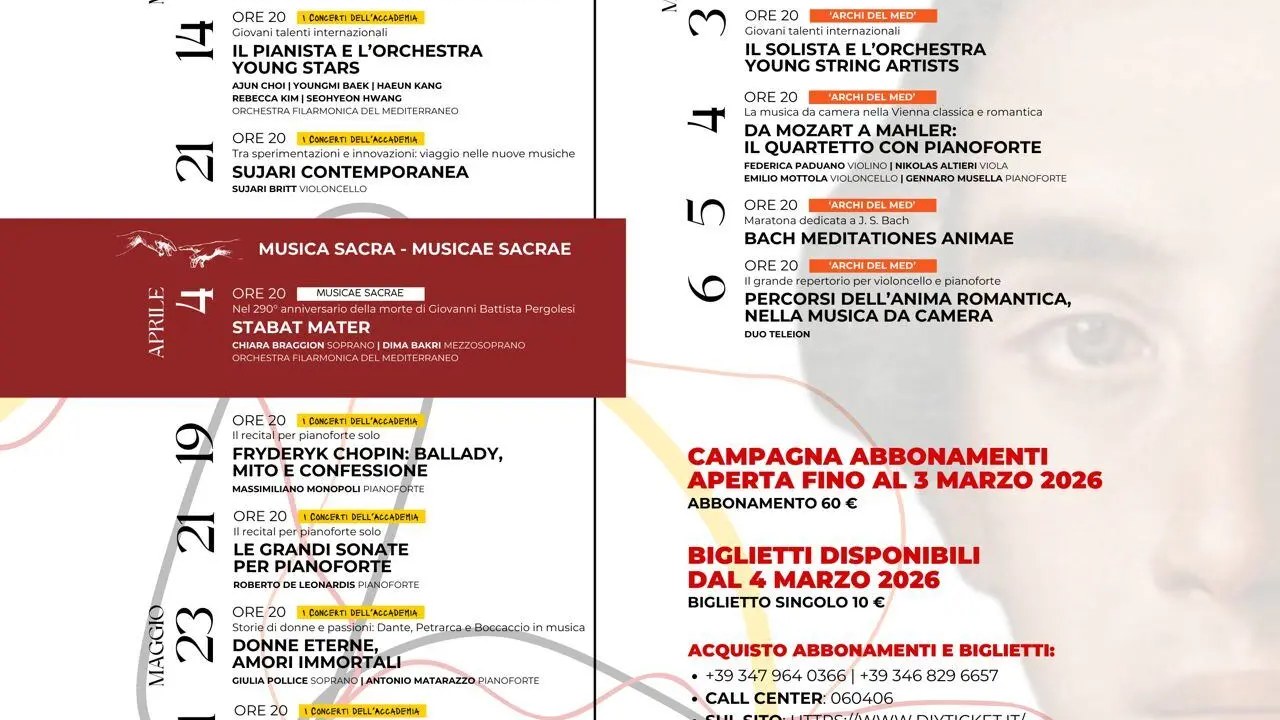 Cortile del Palazzo delle Arti Beltrani a Trani durante un evento serale estivo