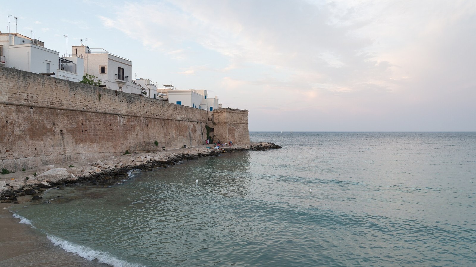 Il porto antico di Monopoli illuminato alle prime ore del mattino durante la festa della Madonna della Madia