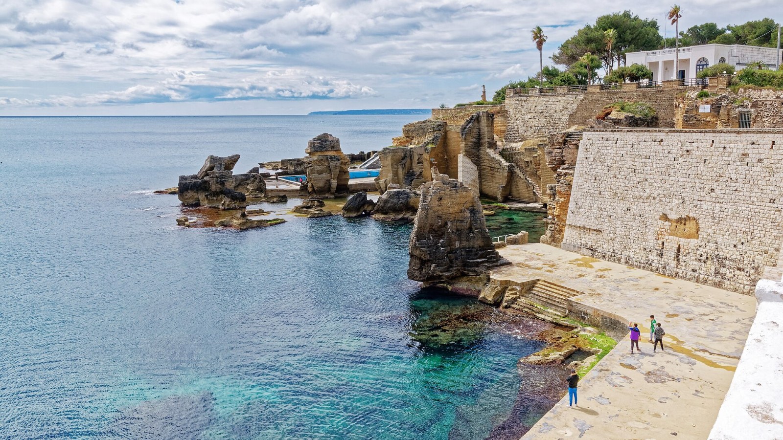 La costa rocciosa di Santa Cesarea Terme con l'ingresso di una grotta marina sulfurea sul Canale d'Otranto, Salento