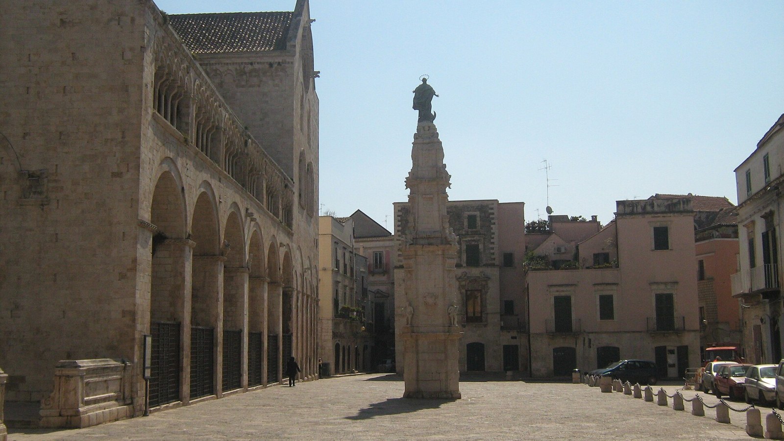 Bancarelle lungo le strade medievali di Bitonto durante la fiera tradizionale in settembre