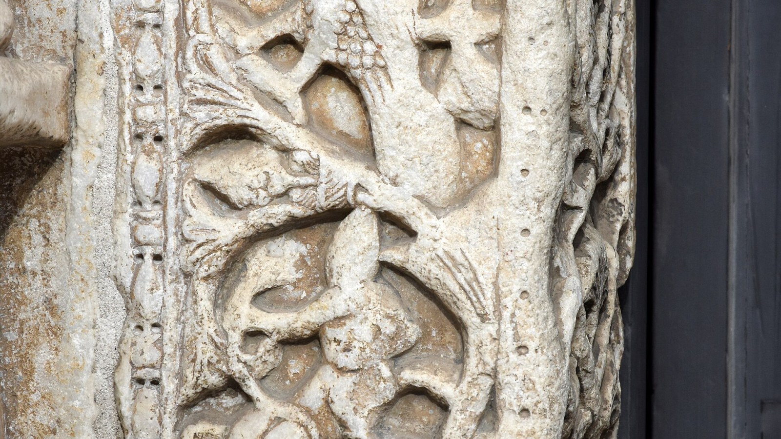 La facciata romanica della basilica di San Nicola a Bari con le sue due torri mozze asimmetriche al tramonto