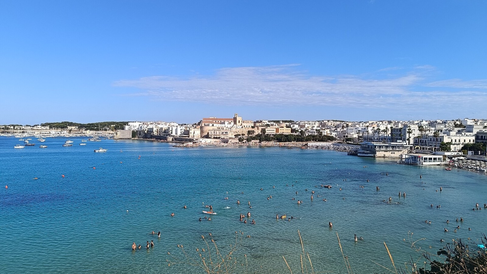 Il porto di Otranto al tramonto con il Castello Aragonese sullo sfondo e il molo antico in primo piano