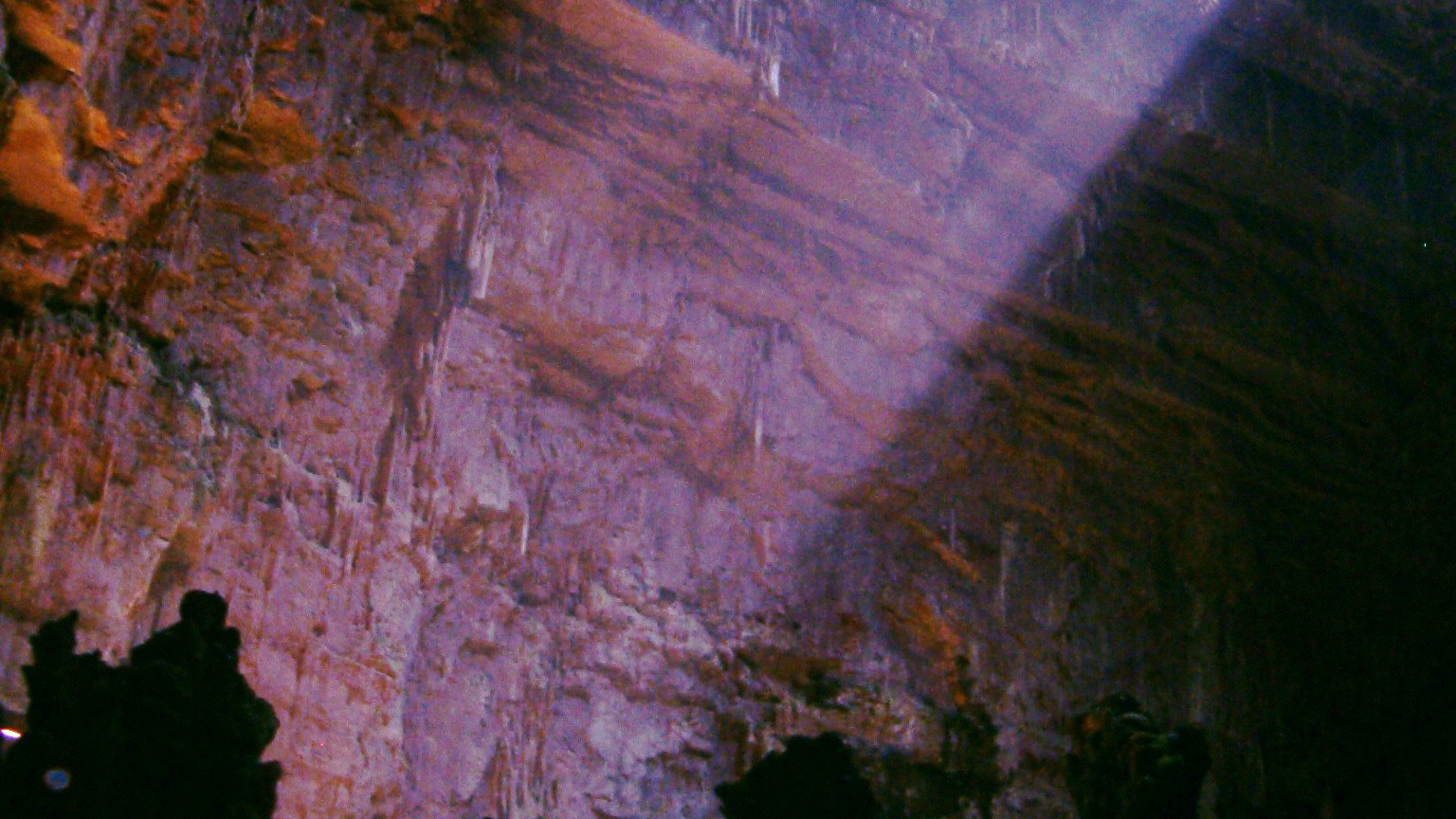 Stalattiti e stalagmiti di alabastro bianco nella Grotta Bianca delle Grotte di Castellana, Puglia