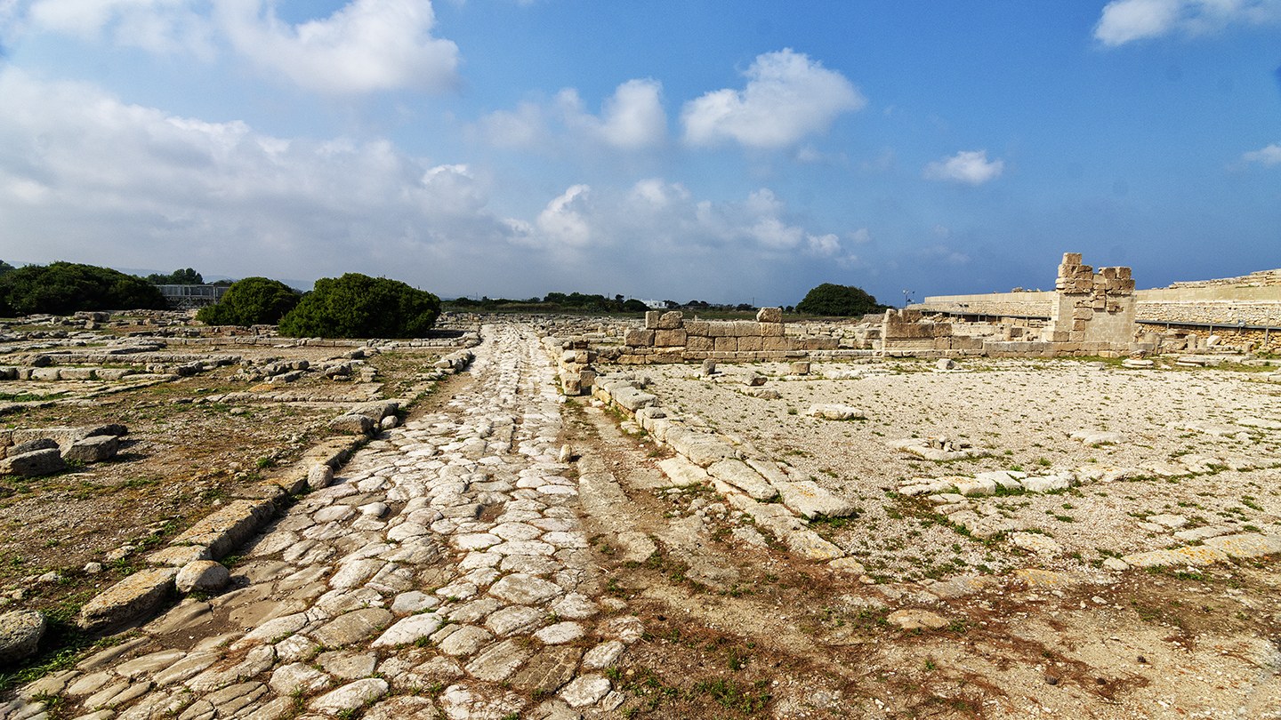 L'anfiteatro romano di Egnazia visto dall'alto, con il mare Adriatico sullo sfondo, nel parco archeologico di Fasano