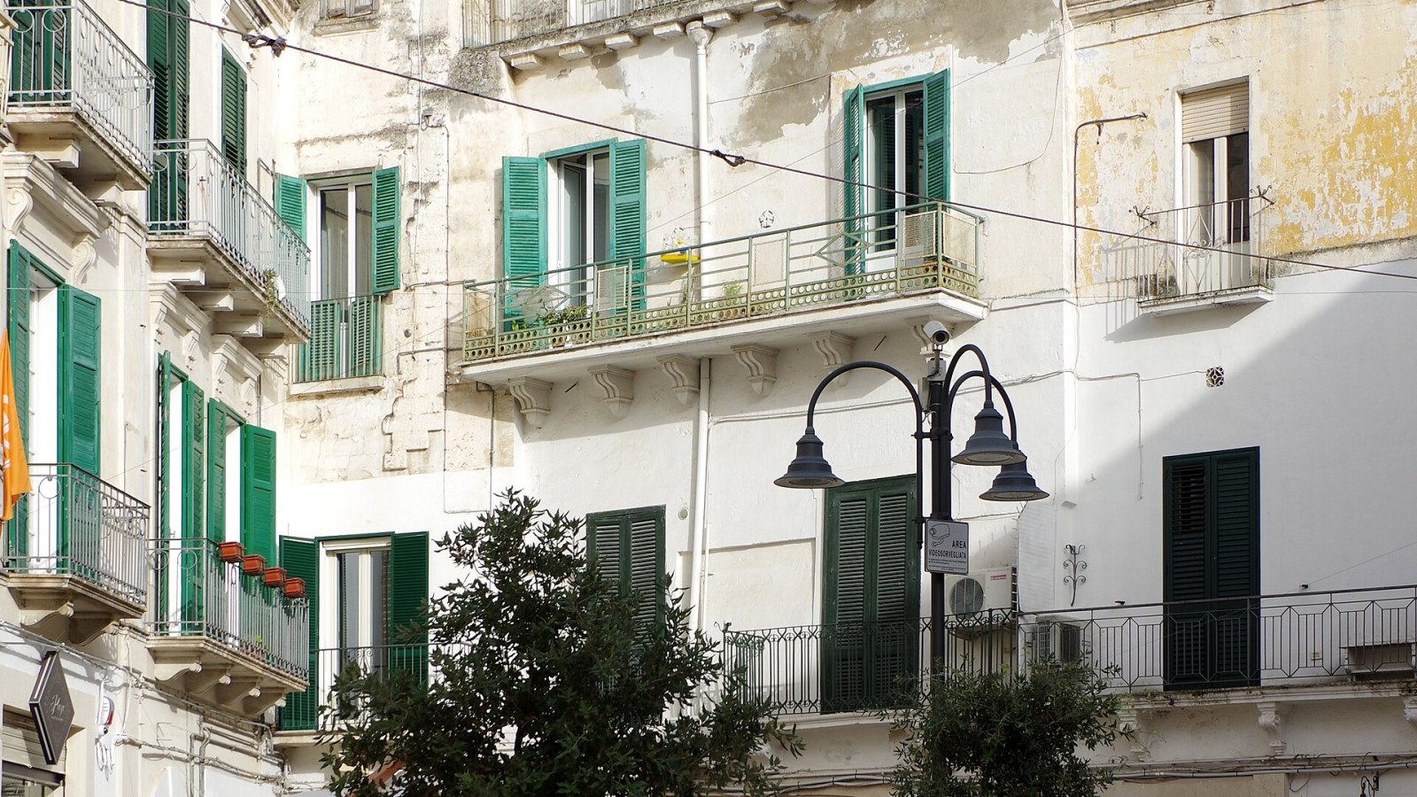 Interno della chiesa rupestre di San Michele delle Grotte a Gravina in Puglia, con navate scavate nel tufo e tracce di affreschi bizantini