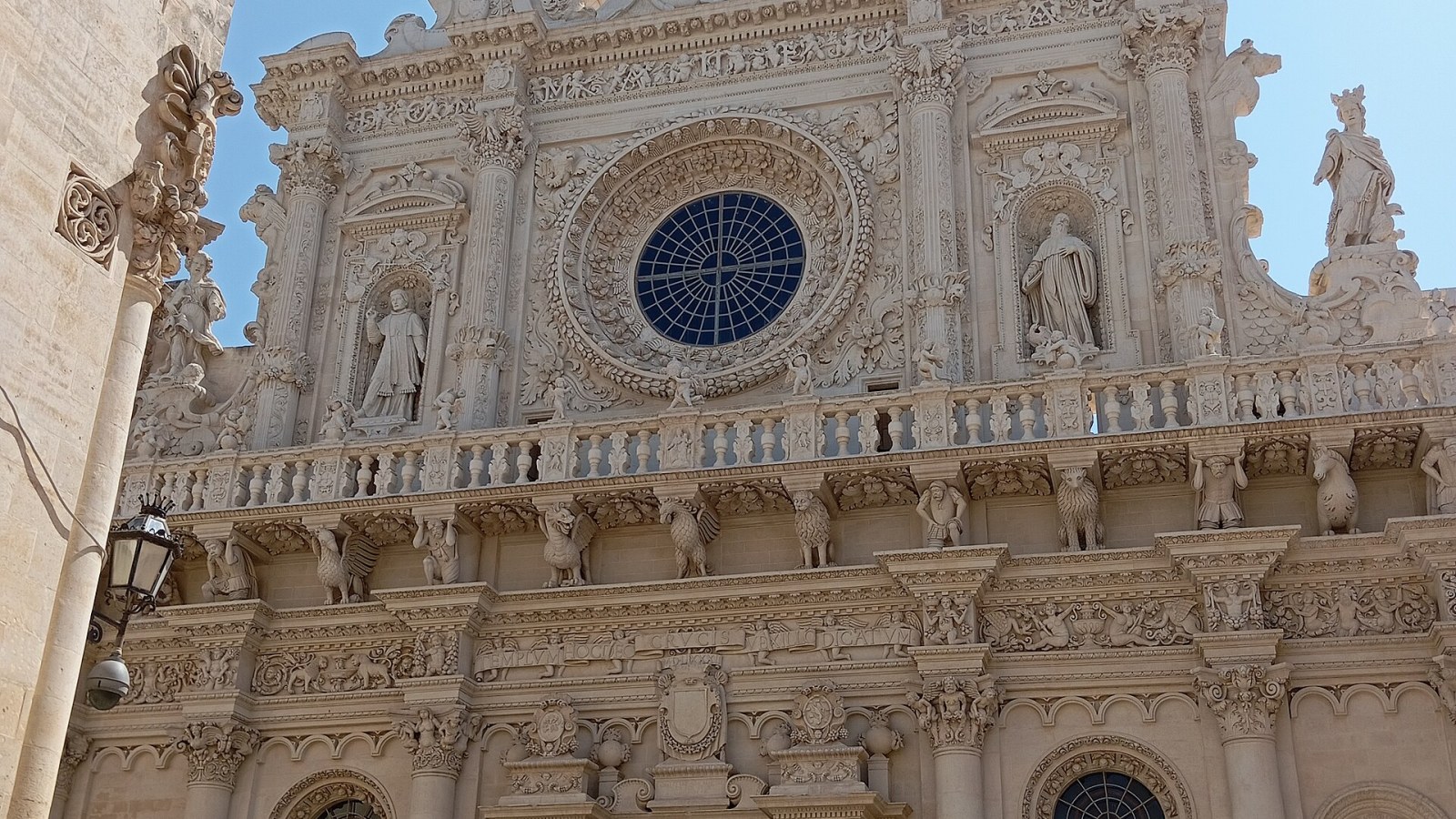 La cavea del teatro romano di Lecce immersa tra i vicoli del centro storico barocco, illuminata dalla luce del tramonto