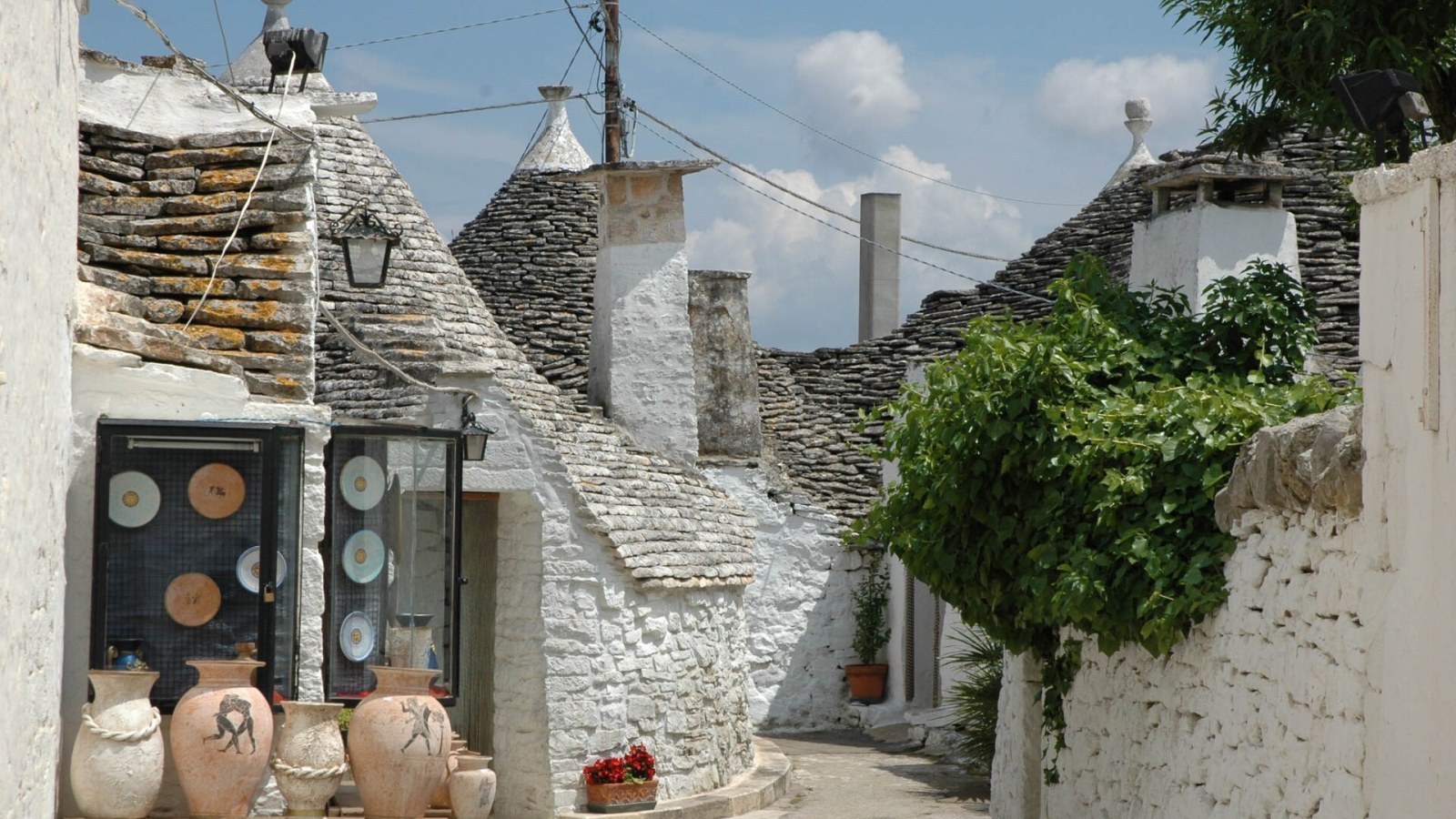 La chiesa a trullo di Sant'Antonio da Padova nel Rione Monti di Alberobello, con la cupola conica in pietra calcarea al tramonto