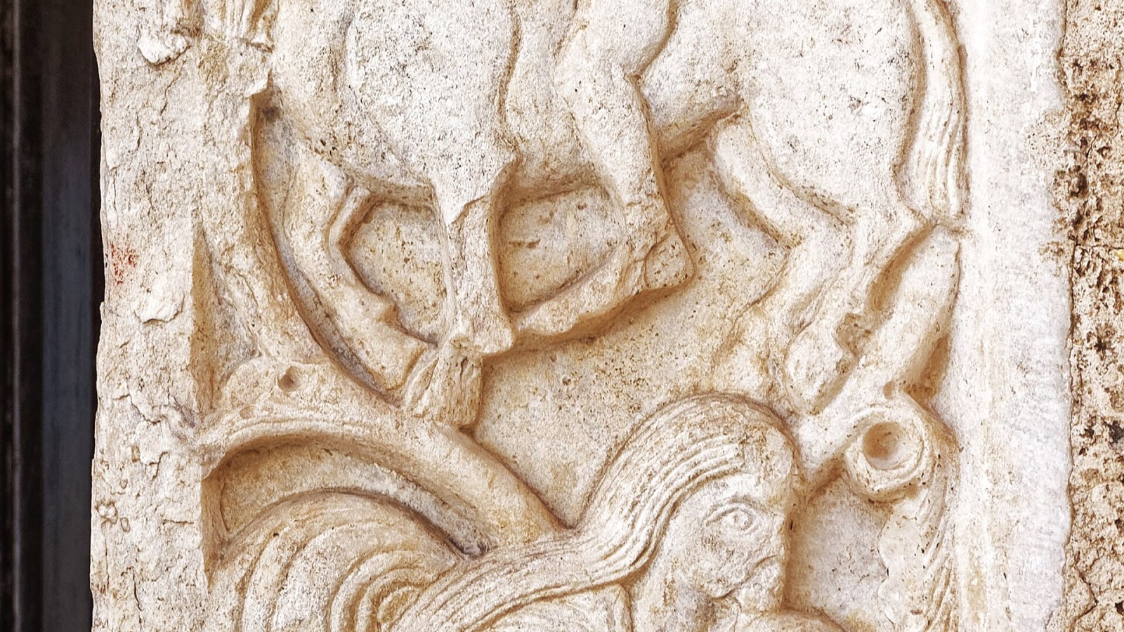 Interno del tempietto di San Giovanni al Sepolcro a Brindisi, con le otto colonne di marmo e granito e i resti degli affreschi medievali sulle pareti