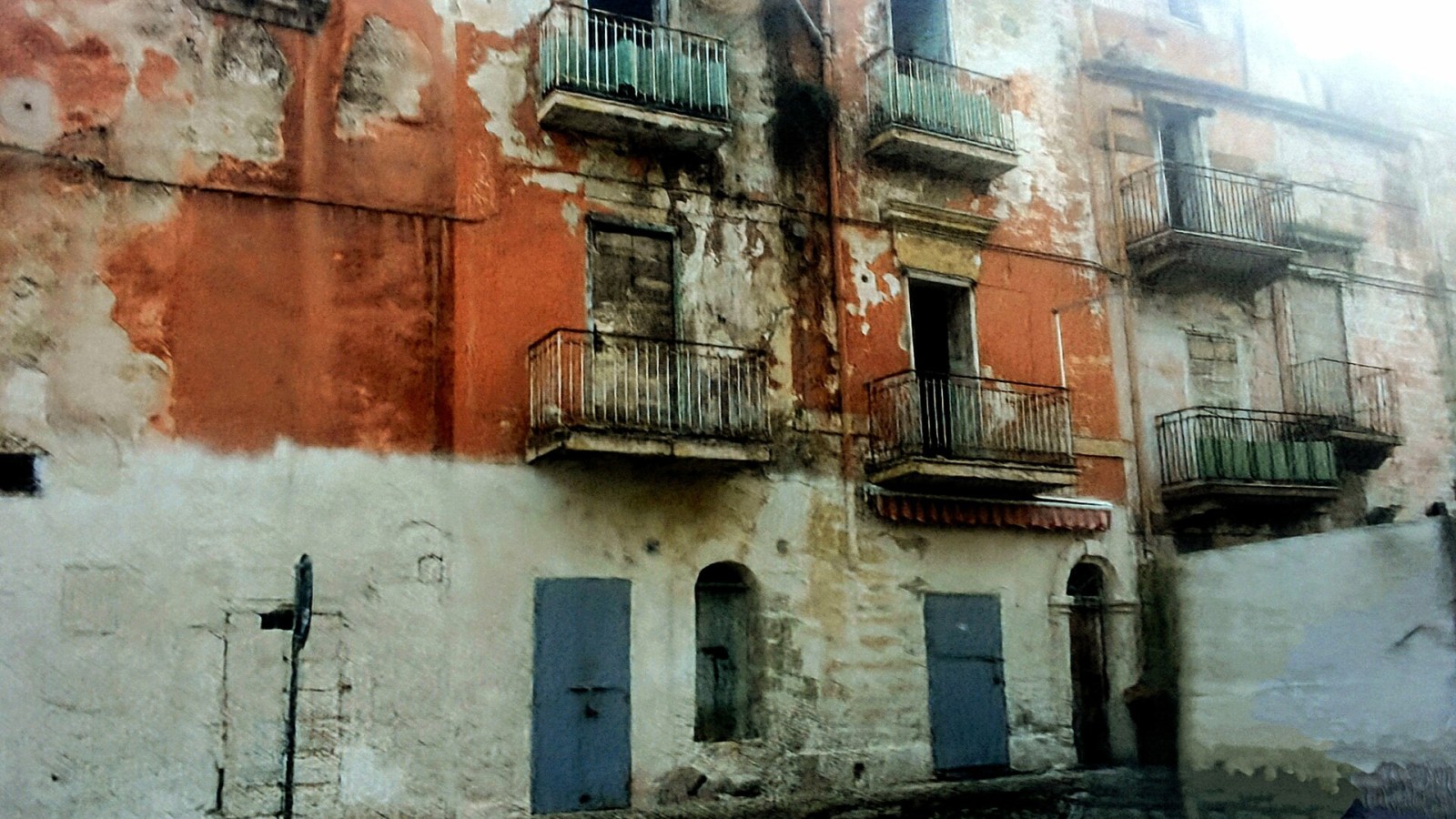 Interno di un ipogeo sotterraneo della Città Vecchia di Taranto, pareti in carparo illuminate da luce calda