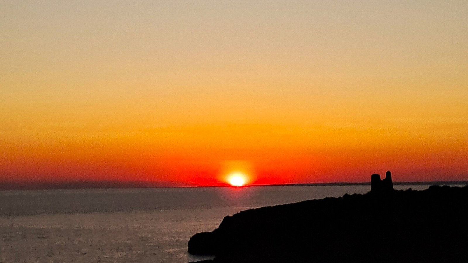 Il rudere di Torre Uluzzo a picco sullo Ionio nel Parco di Porto Selvaggio, Nardò, Salento