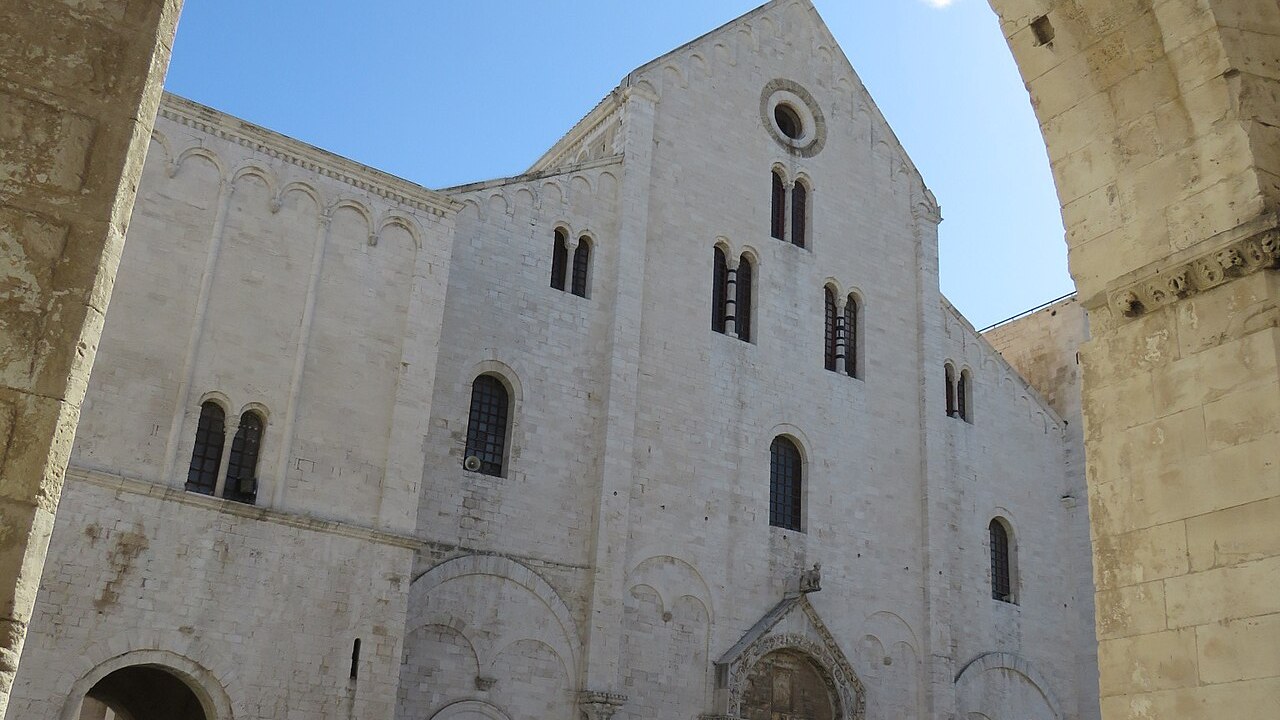 La cripta della Basilica di San Nicola a Bari con l'altare in pietra da cui viene estratta la manna