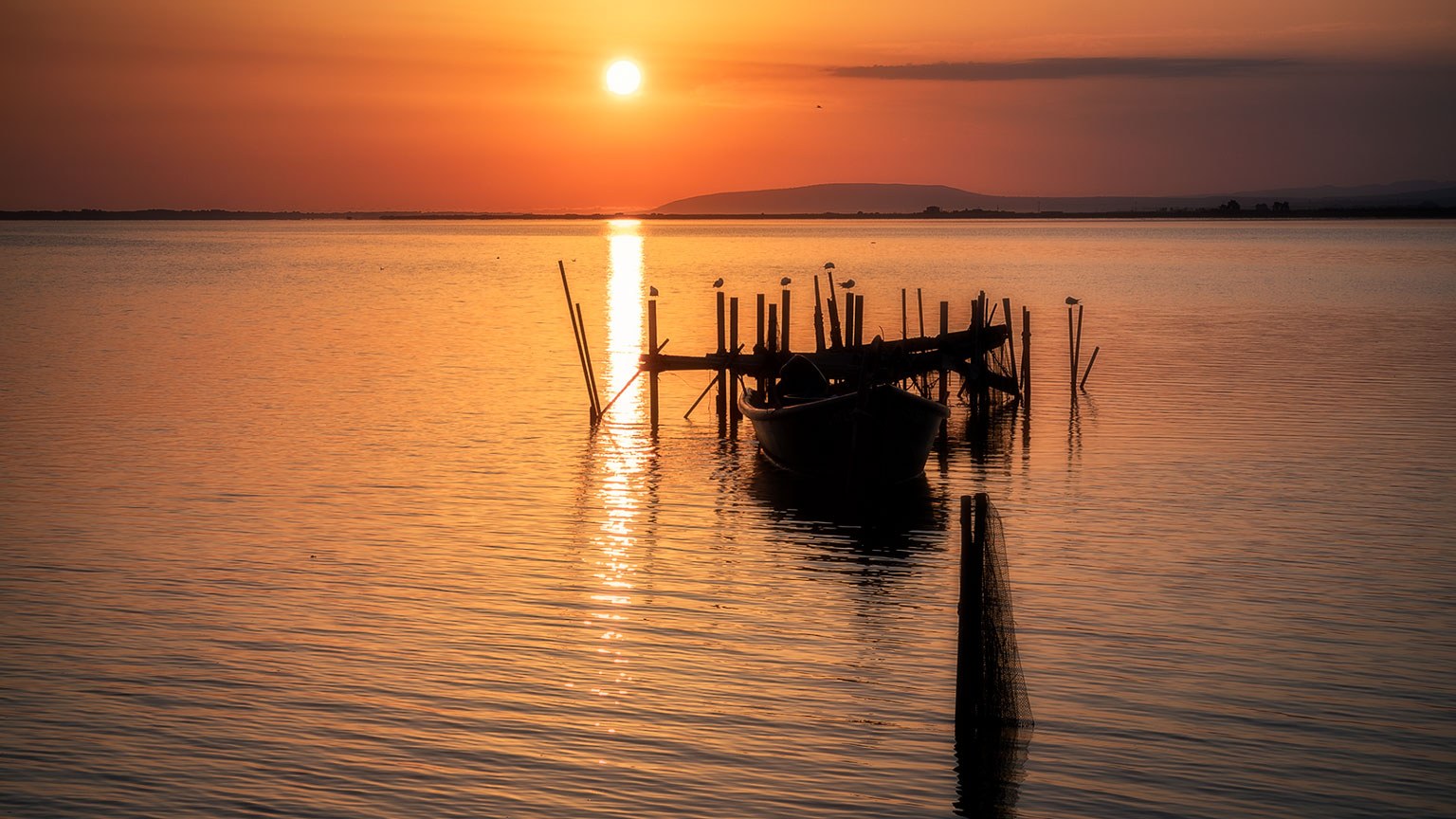 Veduta aerea di Lesina, borgo su penisola nella laguna omonima in provincia di Foggia, Puglia