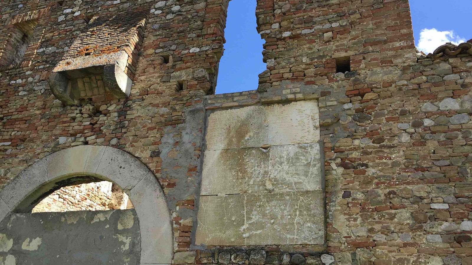 Colline e campi coltivati nell'area dell'antica Tiati, presso San Paolo di Civitate (Foggia), dove giace la necropoli daunia