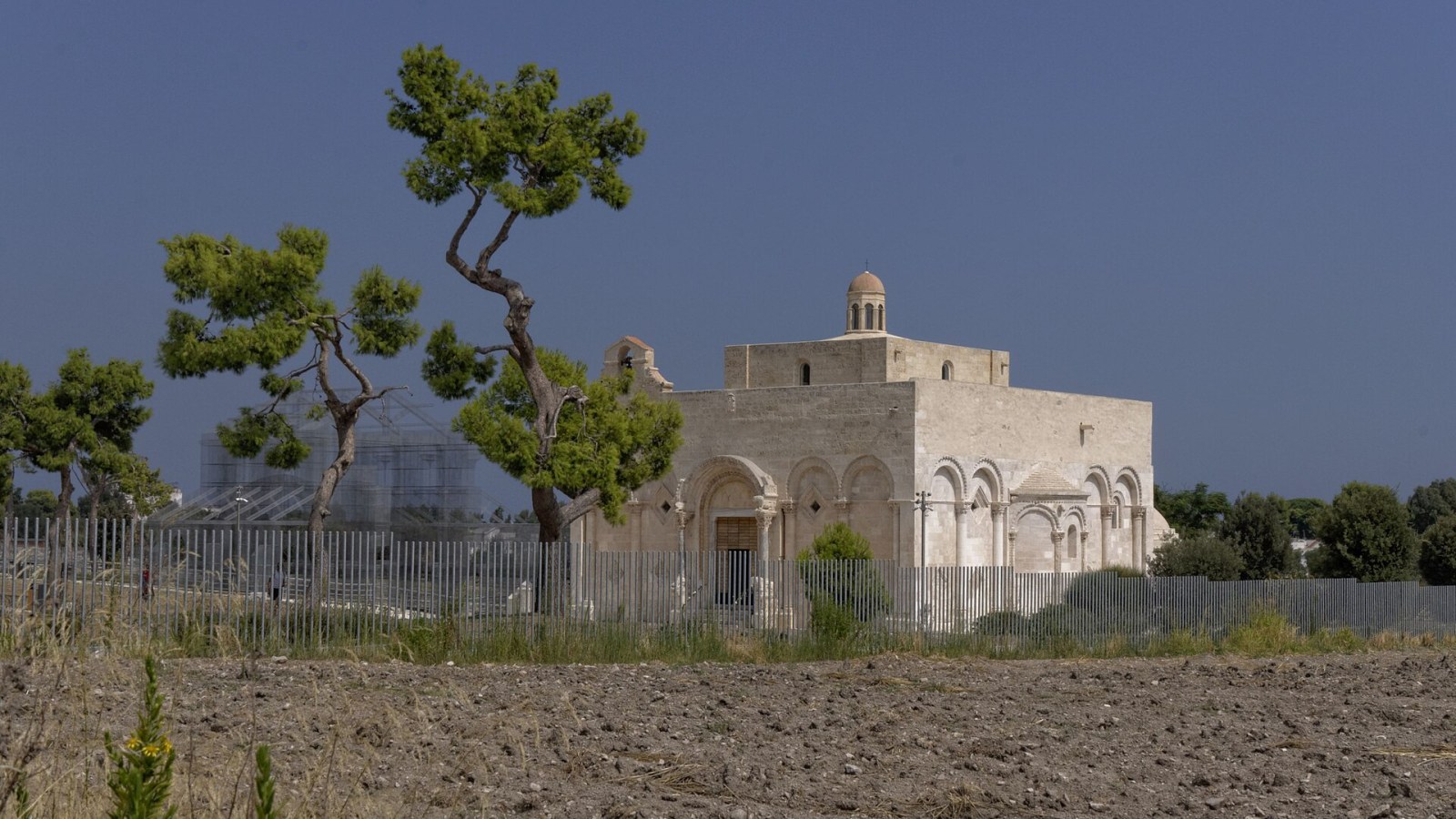 Resti archeologici dell'antica Siponto con la Basilica di Santa Maria Maggiore sullo sfondo, Manfredonia, Puglia