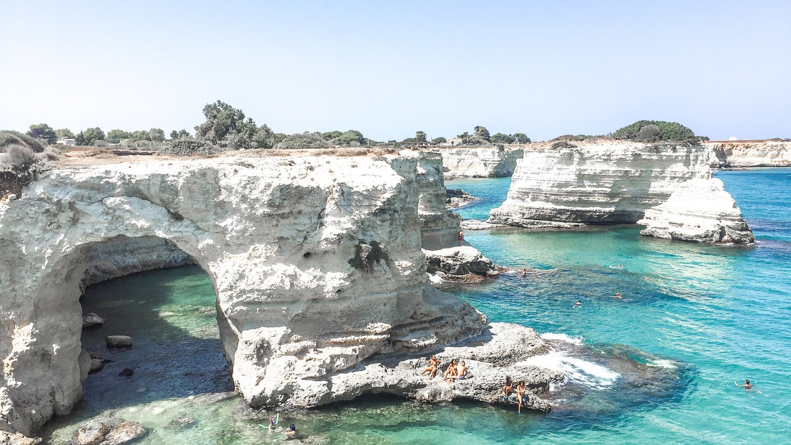 Il faro di Torre Sant'Andrea sulla scogliera calcarea di Melendugno, con il mare adriatico sullo sfondo all'alba