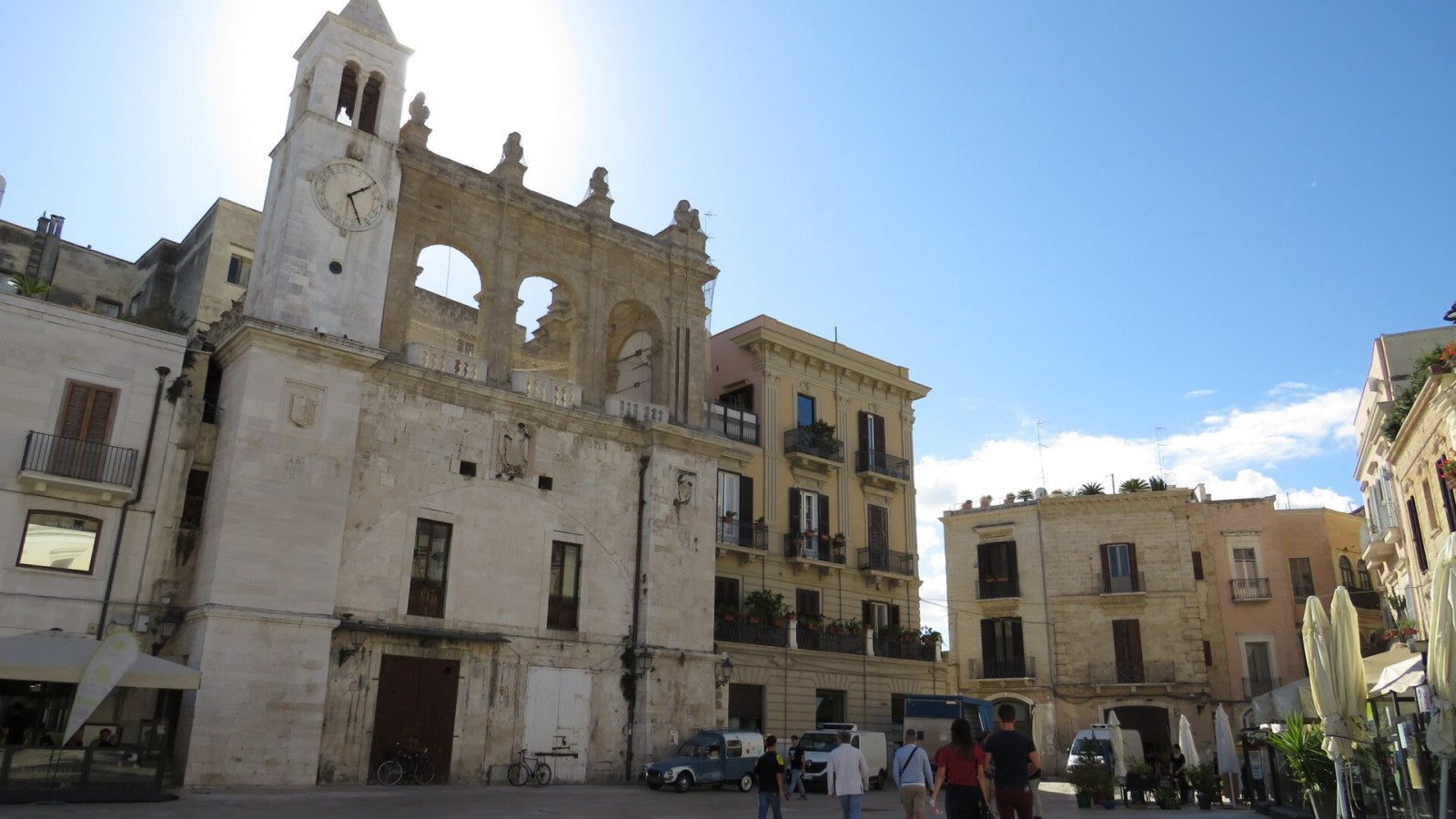 Piazza Mercantile a Bari Vecchia al tramonto con il Palazzo del Sedile sullo sfondo