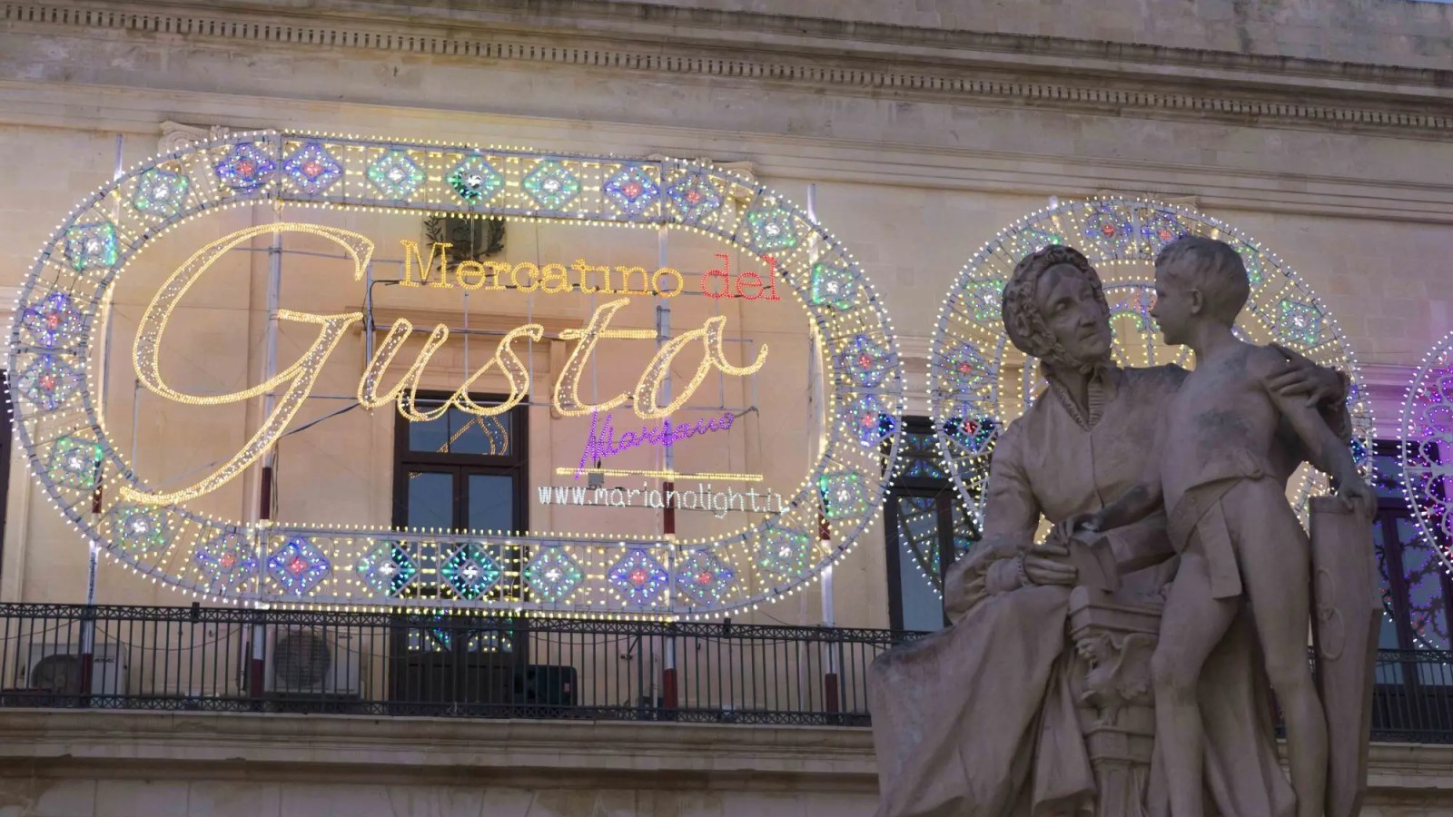 Piazza di Melpignano durante la Notte della Taranta, folla sotto le stelle