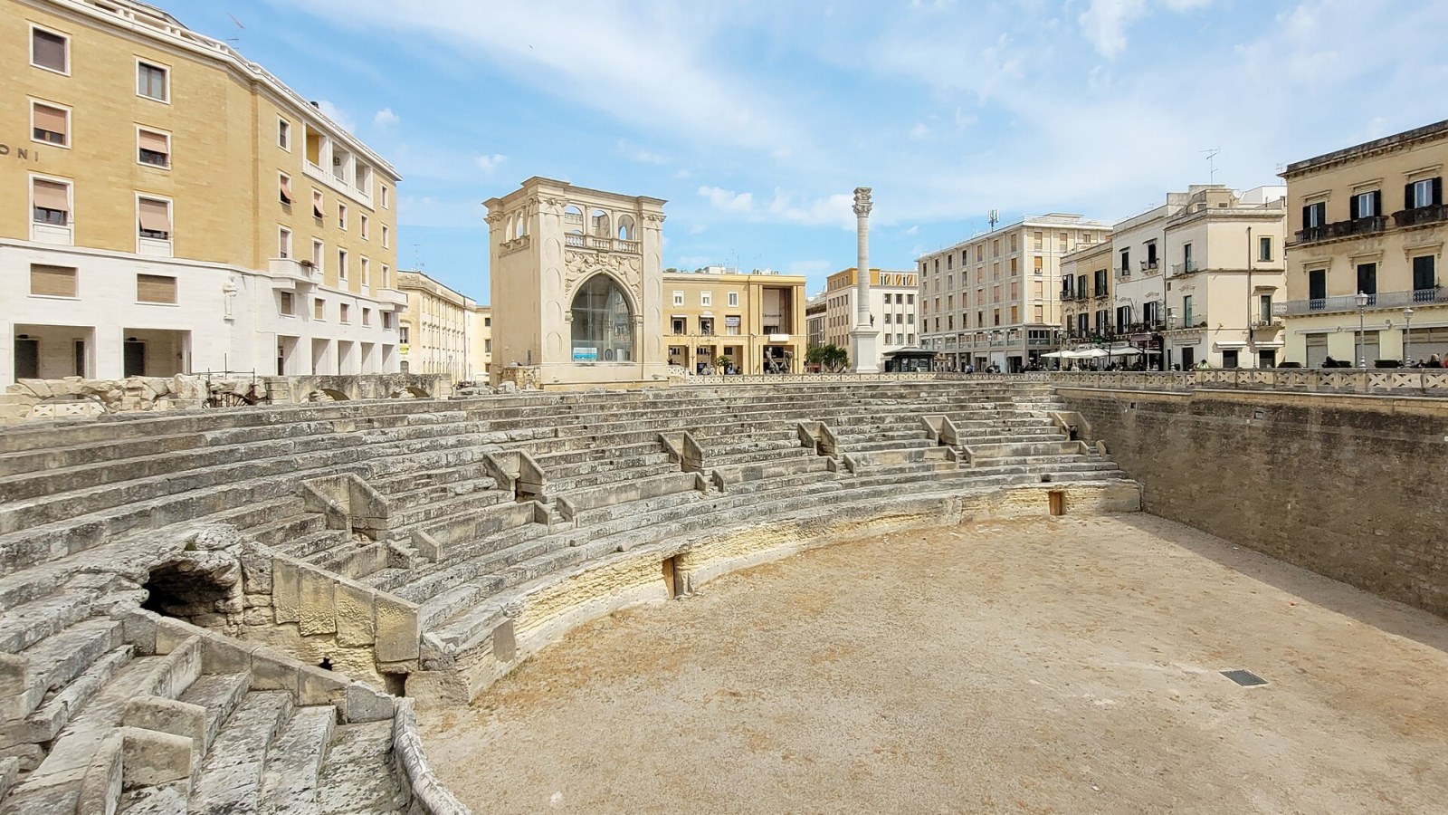 Facciata barocca in pietra leccese dorata al sole del pomeriggio, Lecce