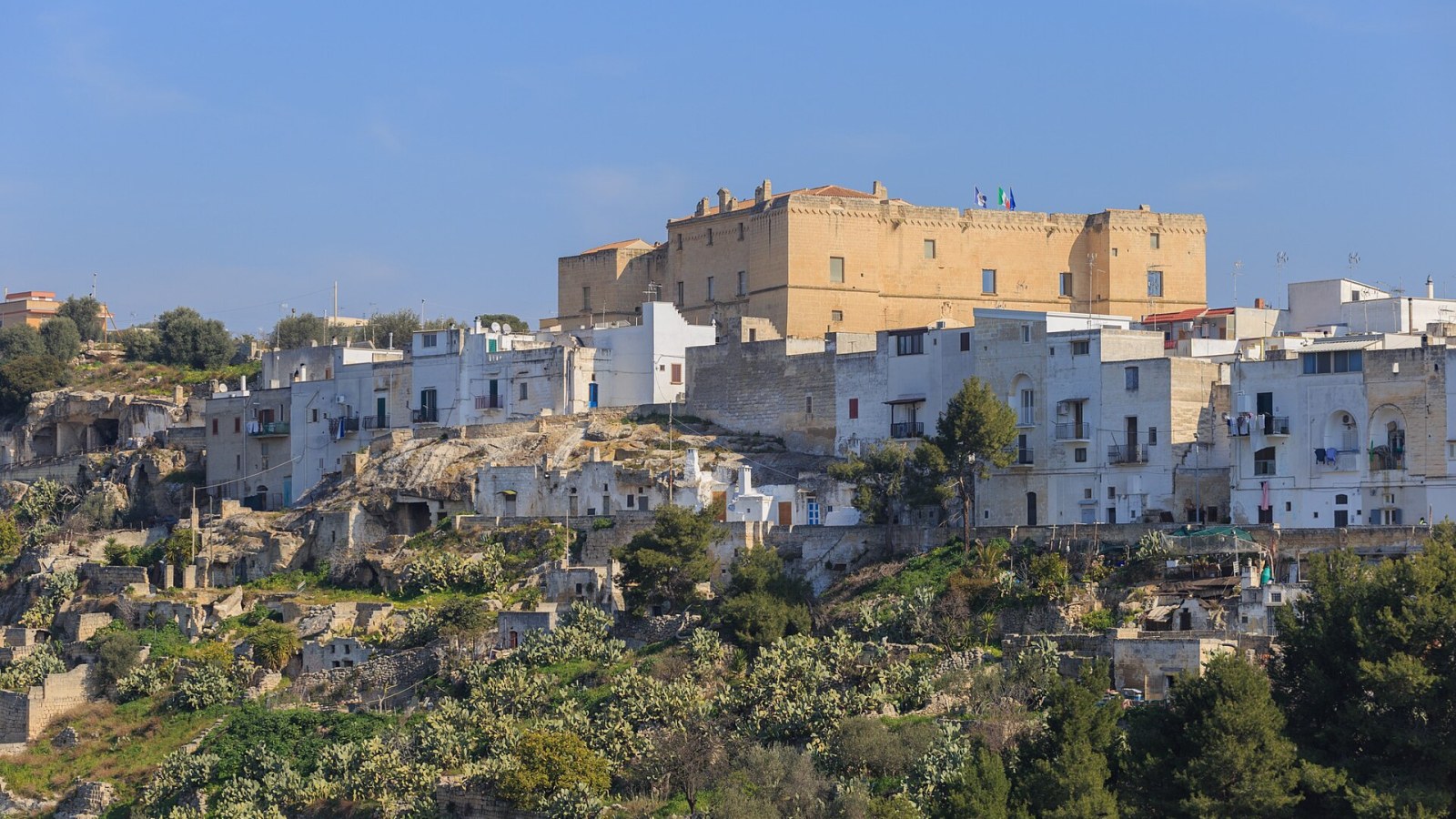 Interno di una chiesa rupestre scavata nella roccia calcarea a Palagianello, con tracce di affreschi bizantini sull'abside