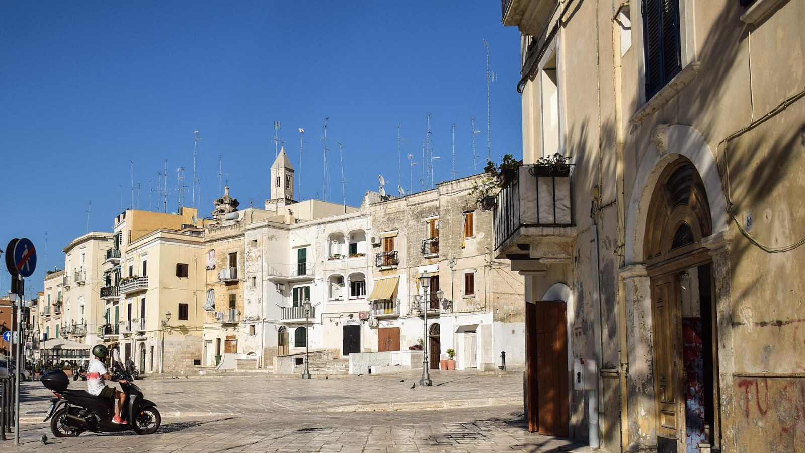 Il campanile e la facciata della Cattedrale di San Sabino in piazza Odegitria, Bari Vecchia, alla luce del tramonto