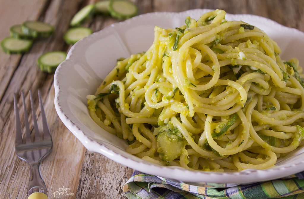 Ricetta pasta e zucchine: ingredienti, preparazione e consigli ...