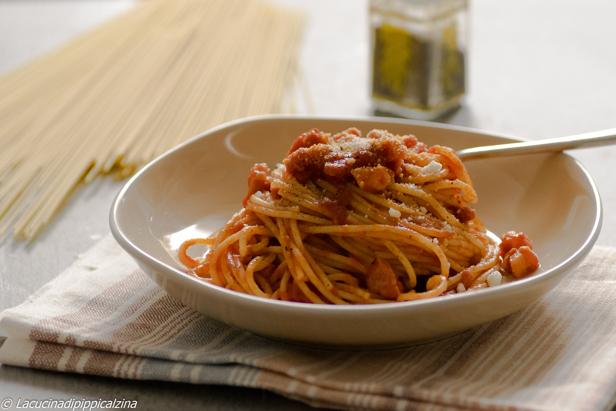 Ricetta spaghetti all&amp;#39;Amatriciana: ingredienti, preparazione e consigli ...