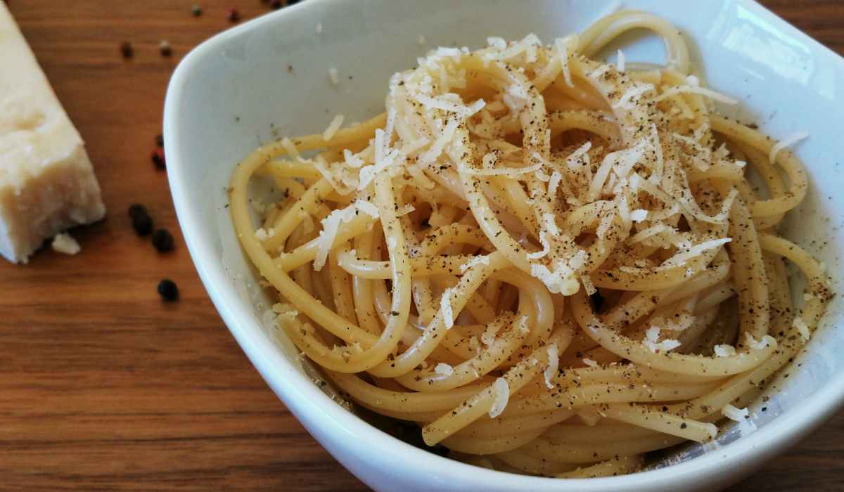 Ricetta Spaghetti Cacio e Pepe: ingredienti, preparazione e consigli