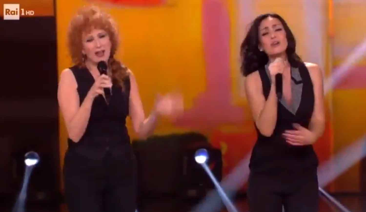 Fiorella Mannoia ed Ambra Angiolini, duetto iconico sulla Rai - La musica che gira intorno VIDEO