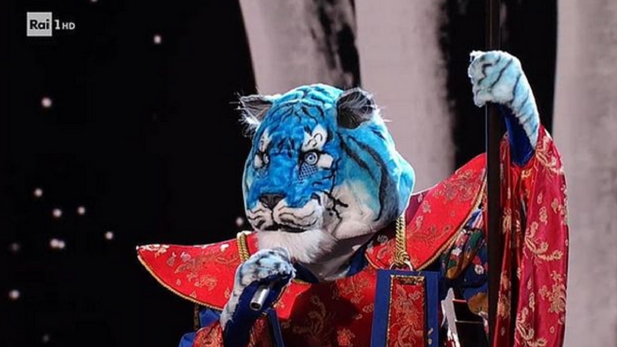 Il Cantante Mascherato: svelata l'identità di Tigre Azzurra - è irriconoscibile, il Vip è dimagrito 30 chili - VIDEO