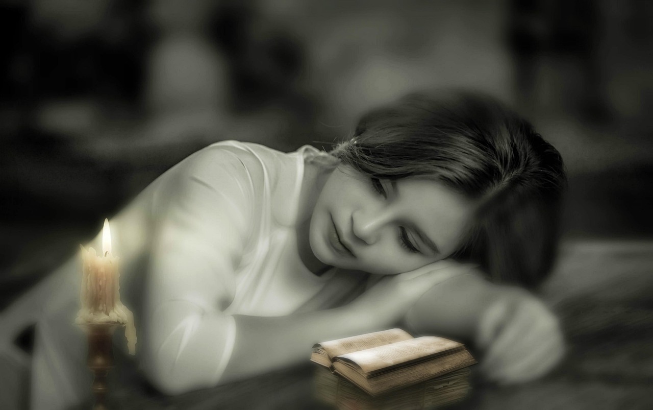 Immagine di un cielo stellato con una croce luminosa, simbolo di pace e serenità per la buonanotte.