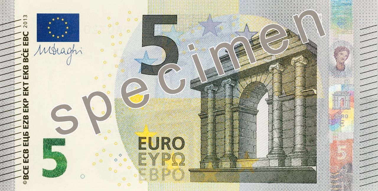 Banconote da 5 euro con segno identificativo, indicazione di possibile contraffazione.
