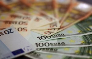 Immagine di un conto in banca con saldo oltre 15.000 euro e simboli di controllo finanziario.
