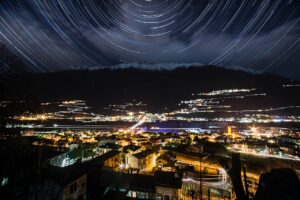 Aurora boreale vista dall'Italia, con colori vivaci nel cielo notturno.