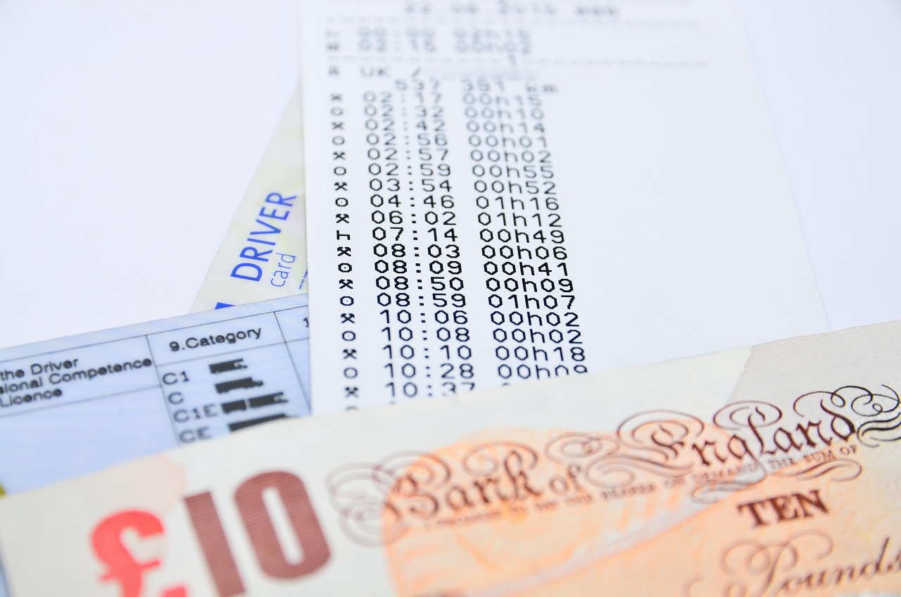 Immagine di vari biglietti Gratta e Vinci con percentuali di vincita evidenziate.