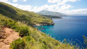 Trekking panoramico in Sardegna, con vista su montagne e mare cristallino, suggestivo e mozzafiato.
