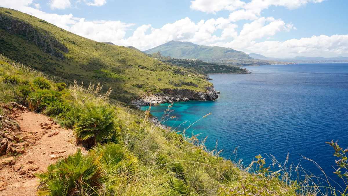 Trekking panoramico in Sardegna, con vista su montagne e mare cristallino, suggestivo e mozzafiato.
