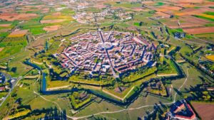 Paesaggio del gioiello emiliano, un incantevole villaggio nascosto tra colline verdi e antiche tradizioni.