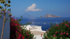 Panorama delle Isole Eolie con vista su Vulcano e Lipari, evidenziando bellezze naturali e architettoniche.