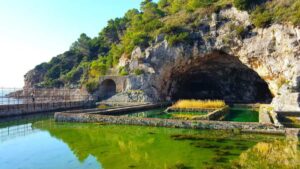 Piscina naturale in Sicilia, acque cristalline circondate da paesaggi mozzafiato.