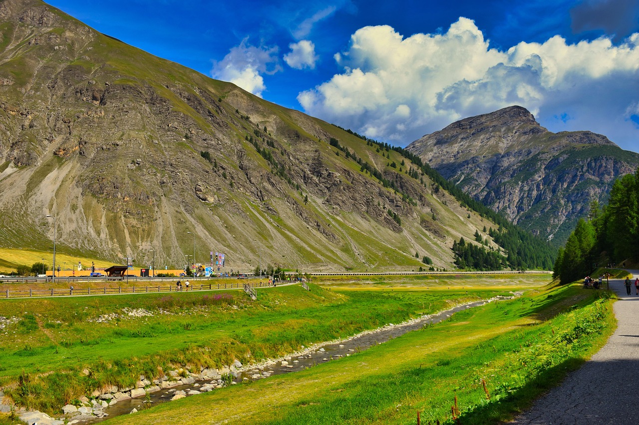 Panorama delle valli altoatesine, con montagne e verde lussureggiante.
