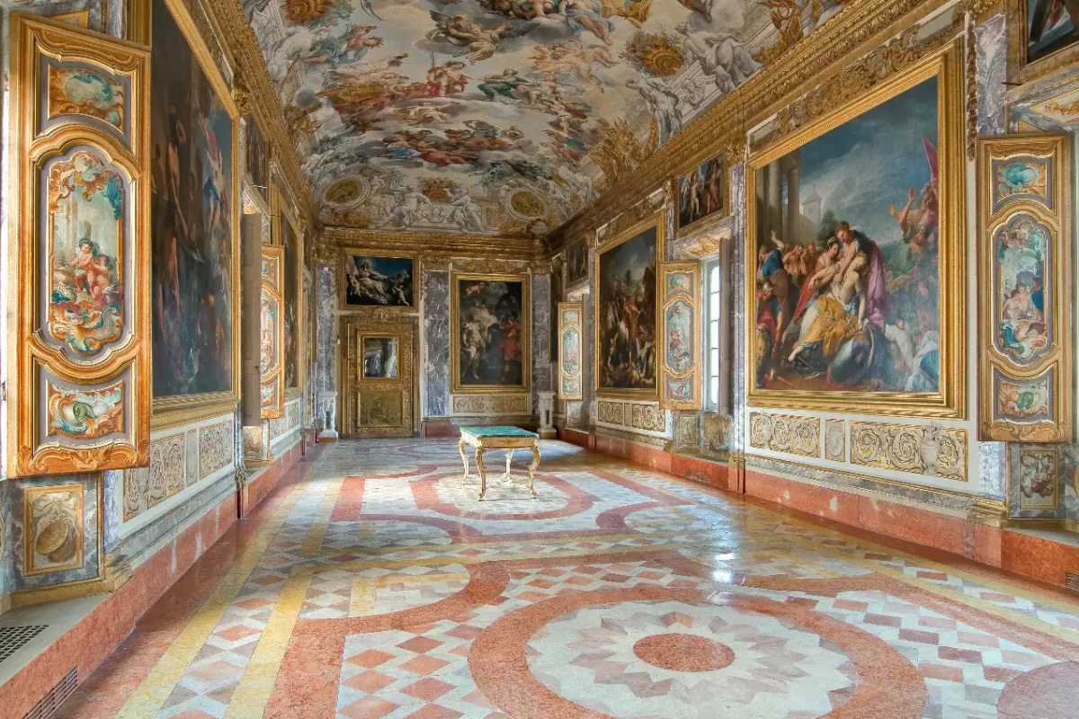 Visitatore che esplora un museo in Italia durante un evento gratuito.