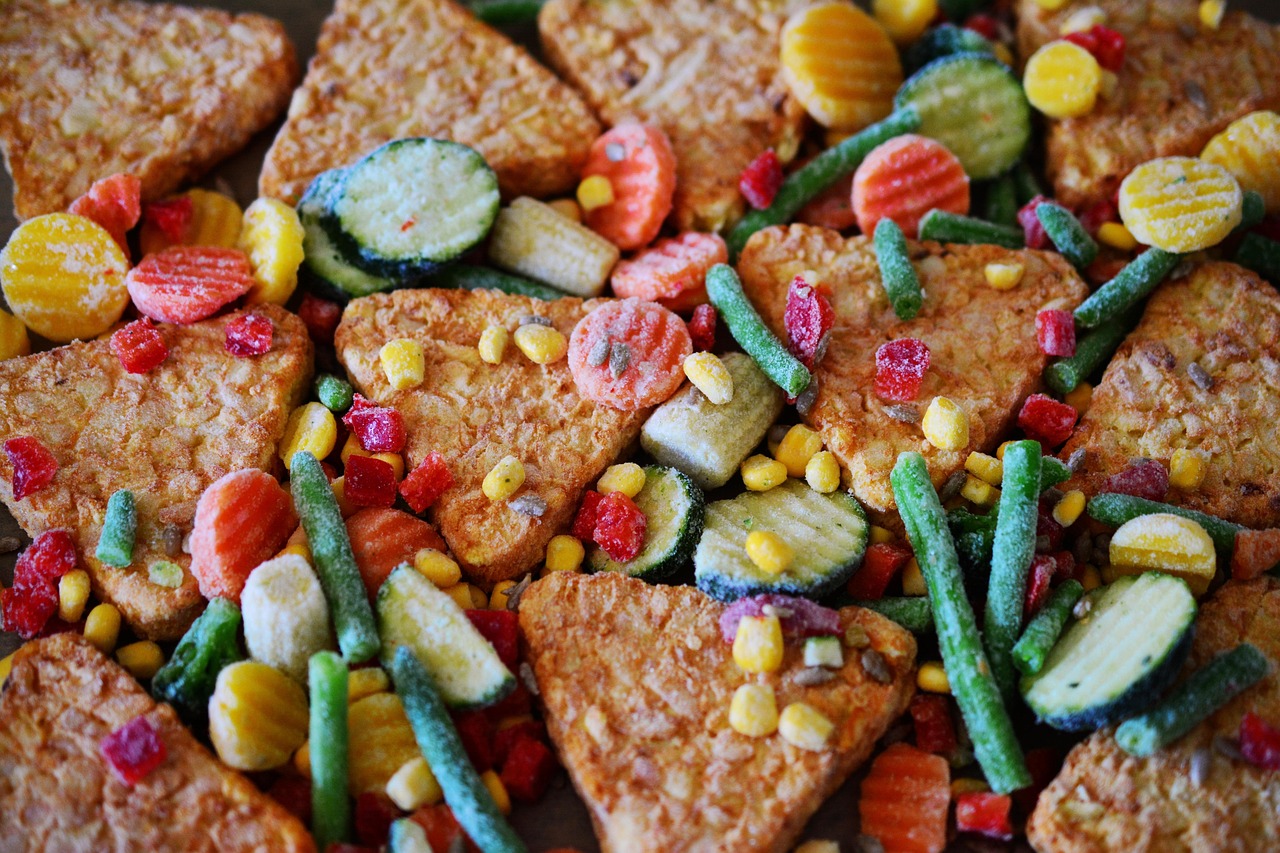 Immagine di diversi pacchi di surgelati con etichette di marche poco raccomandate al supermercato.