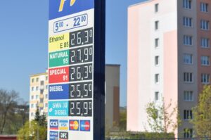 Benzina in una pompa di carburante con prezzi esposti in evidenza.