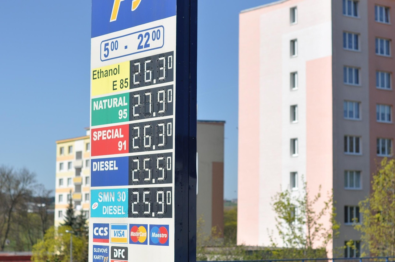 Benzina in una pompa di carburante con prezzi esposti in evidenza.