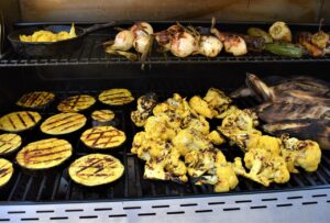 Verdure grigliate croccanti su un piatto, con colori vivaci e segni di griglia.