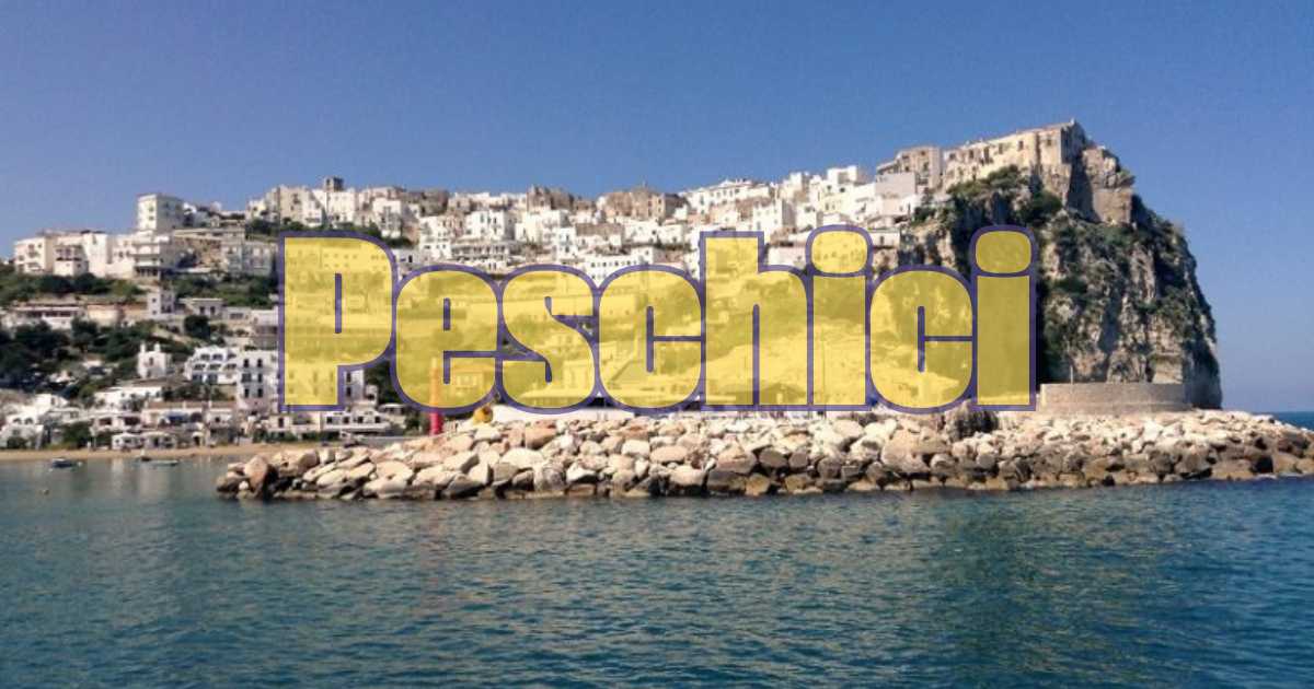 Aereo in volo sopra il mare verso Peschici, meta estiva economica.